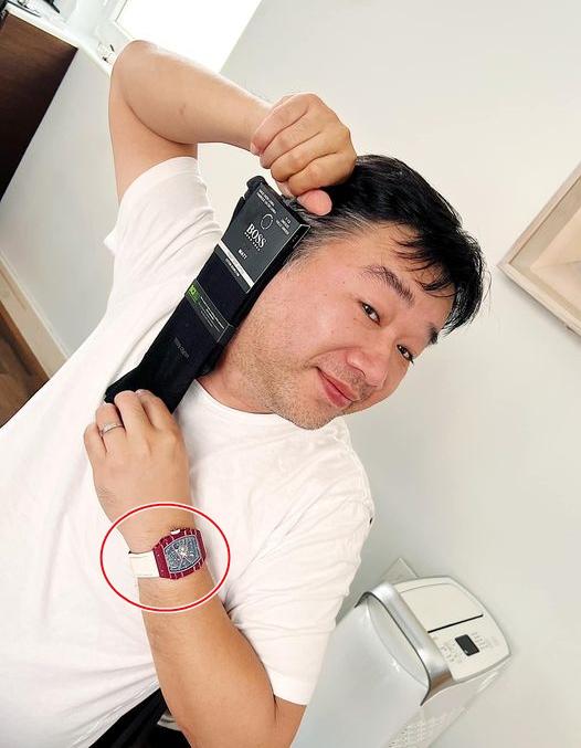 Đi du lịch Ý, khách Việt bay luôn chiếc đồng hồ 7 tỷ chỉ sau 1 cái ôm-2