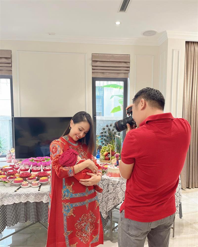 Chồng đại gia của Vân Hugo chăm con, hội chị em trầm trồ-9