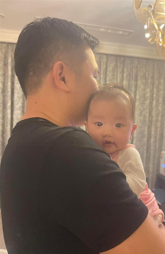 Chồng đại gia của Vân Hugo chăm con, hội chị em trầm trồ-5