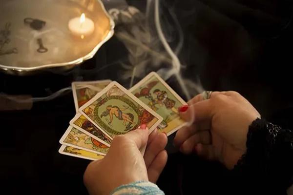 Bói bài Tarot hàng ngày - thứ Tư 31/8/2022: Cô đơn hiu quạnh-1