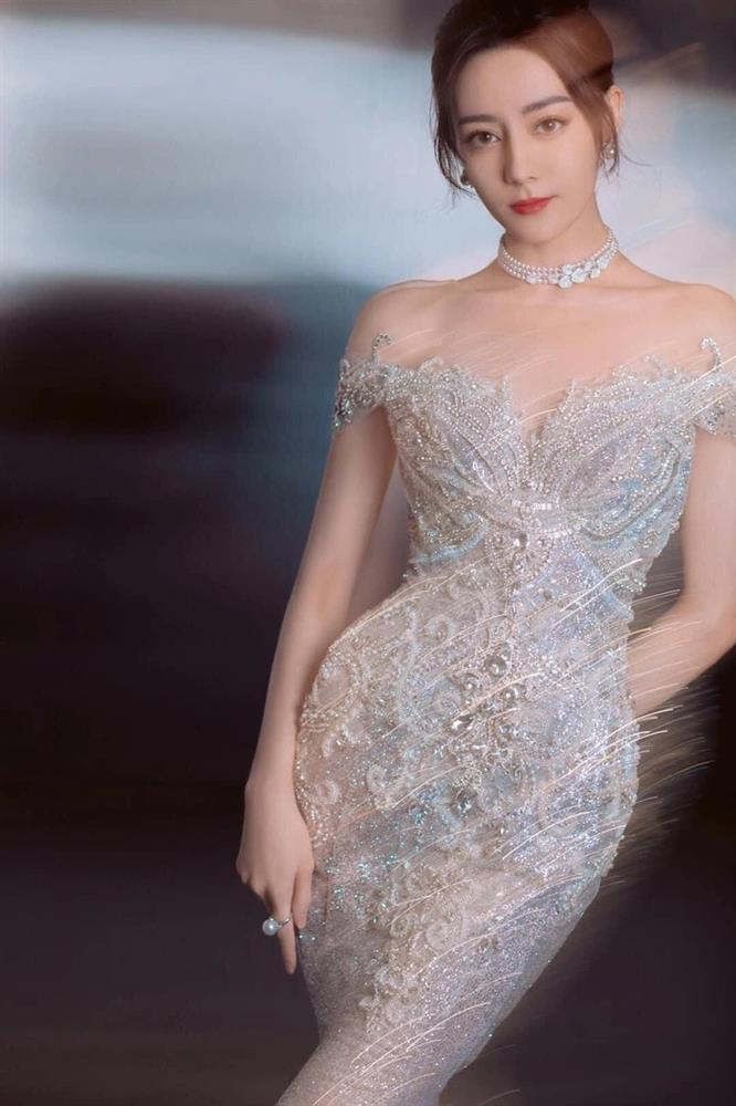 Diện váy hoa xẻ tà, Địch Lệ Nhiệt Ba leo thẳng lên hot tìm kiếm-1