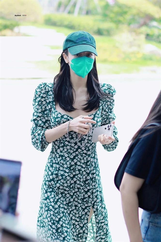 Diện váy hoa xẻ tà, Địch Lệ Nhiệt Ba leo thẳng lên hot tìm kiếm-2