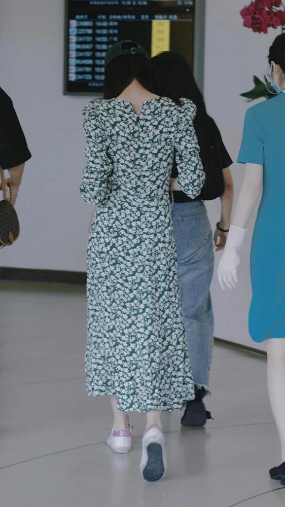 Diện váy hoa xẻ tà, Địch Lệ Nhiệt Ba leo thẳng lên hot tìm kiếm-3