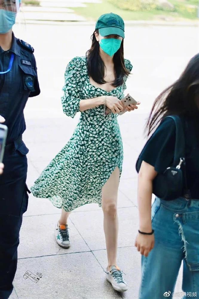 Diện váy hoa xẻ tà, Địch Lệ Nhiệt Ba leo thẳng lên hot tìm kiếm-4