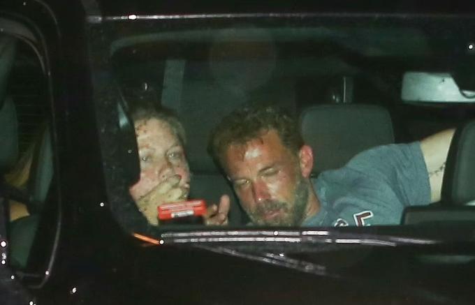 Ben Affleck trông bơ phờ sau lễ cưới kéo dài 3 ngày-1
