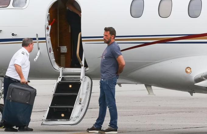 Ben Affleck trông bơ phờ sau lễ cưới kéo dài 3 ngày-2