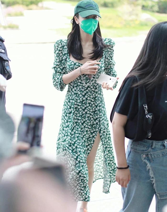 Diện váy hoa xẻ tà, Địch Lệ Nhiệt Ba leo thẳng lên hot tìm kiếm-5