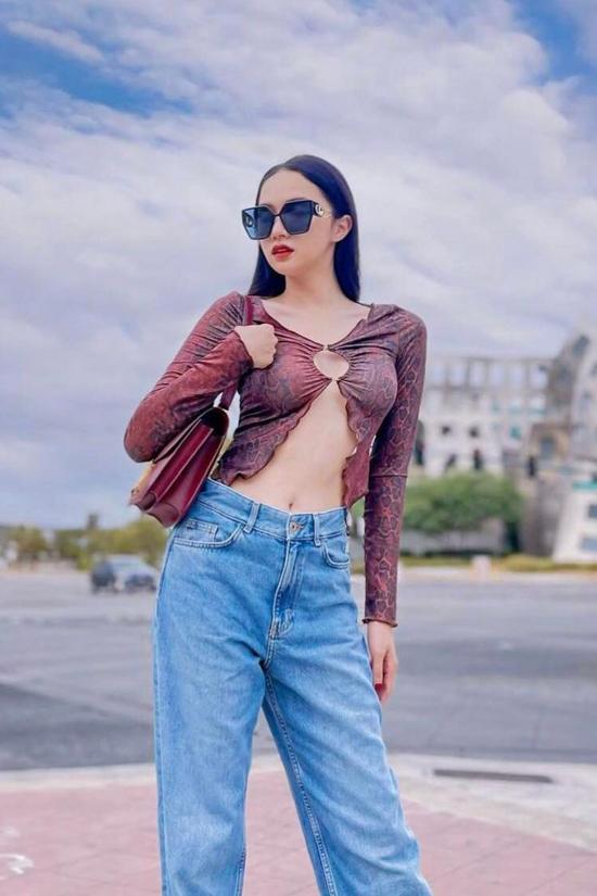 Trong khi đi dạo phố, cô lại sexy ngút ngàn.