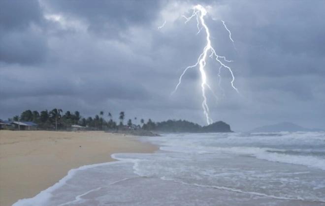 Du khách đang phơi nắng thì bị sét đánh thương tích tả tơi-1