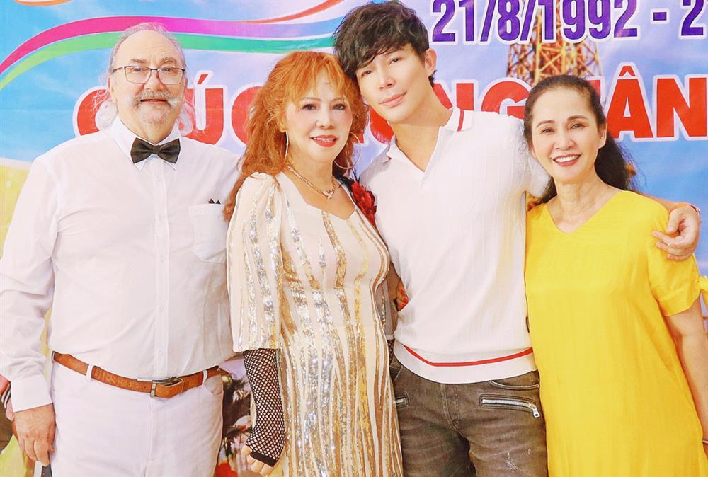 Mẹ cựu hoa khôi U60 của Nathan Lee gây sốt với mái tóc vàng hoe-1