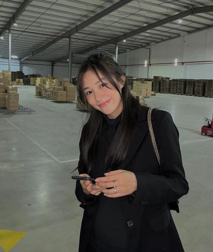 4 mẹ bầu Vbiz có niềm đam mê bất diệt với đầm body sexy-6