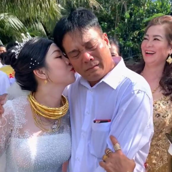 Bố cô dâu nức nở ngày con theo chồng, phía thông gia nói chỉ 1 câu-1