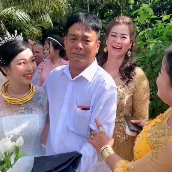 Bố cô dâu nức nở ngày con theo chồng, phía thông gia nói chỉ 1 câu-2