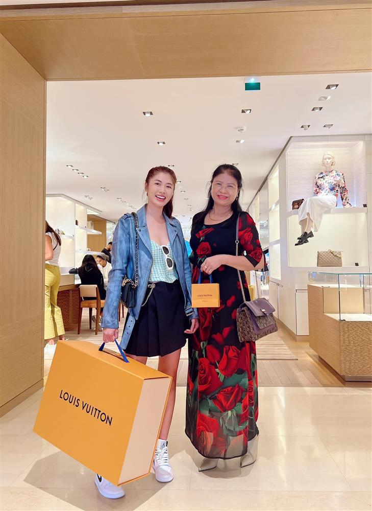 Mẹ vợ được Đăng Khôi tặng hàng hiệu, nói gì về chàng rể nổi tiếng?-8