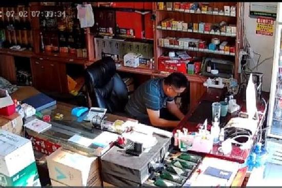 Clip: Bình nước nóng vỡ tan tành chỉ vì đặt gần vật dụng quen thuộc