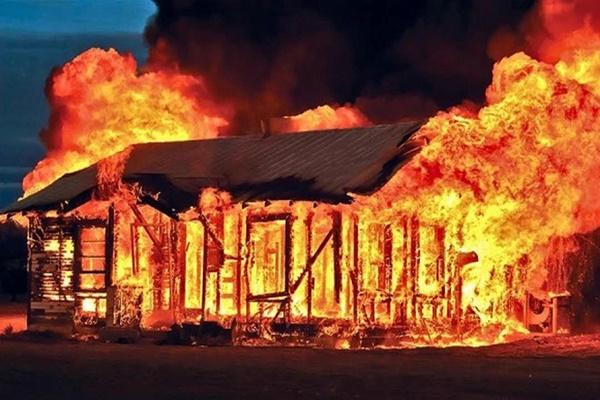 Nghịch tử phóng hoả đốt nhà vì nghe lỏm biết mẹ có tiền không cho vay-1