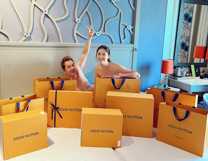 Vợ chồng Đăng Khôi - Thủy Anh khỏa thân giữa núi đồ hiệu tiền tỷ?-1