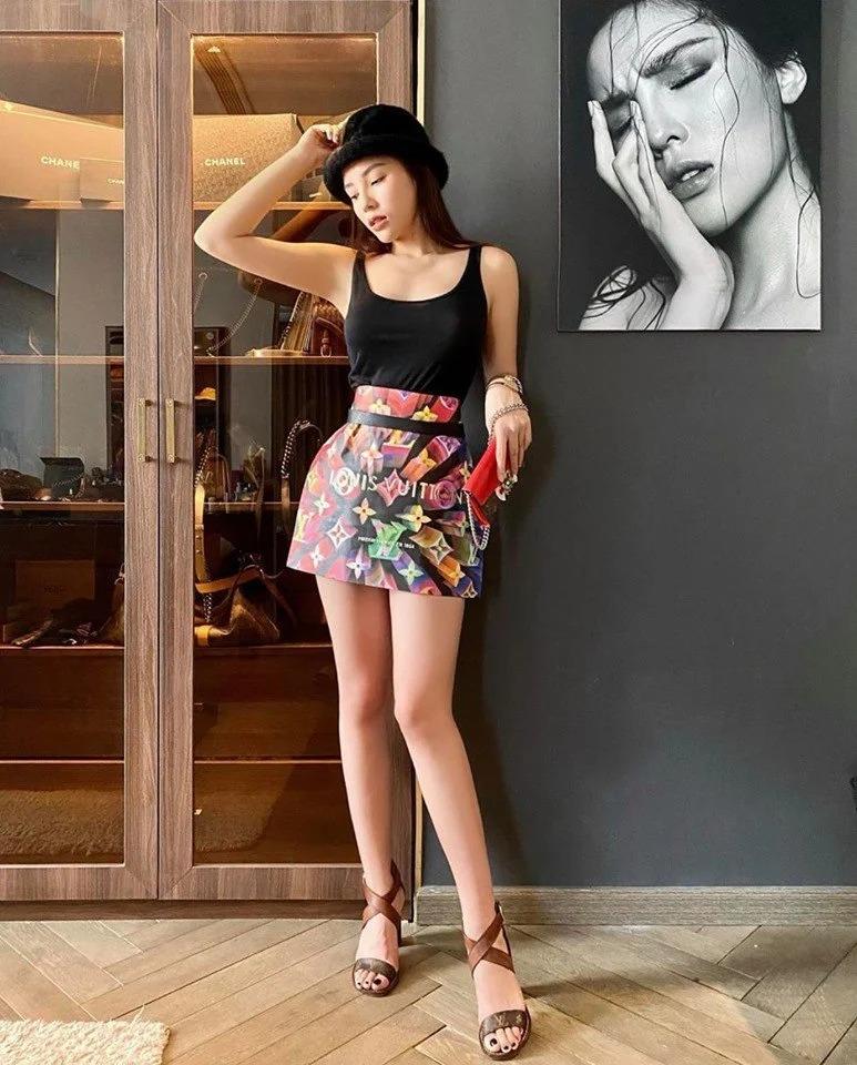 Vợ chồng Đăng Khôi - Thủy Anh khỏa thân giữa núi đồ hiệu tiền tỷ?-4