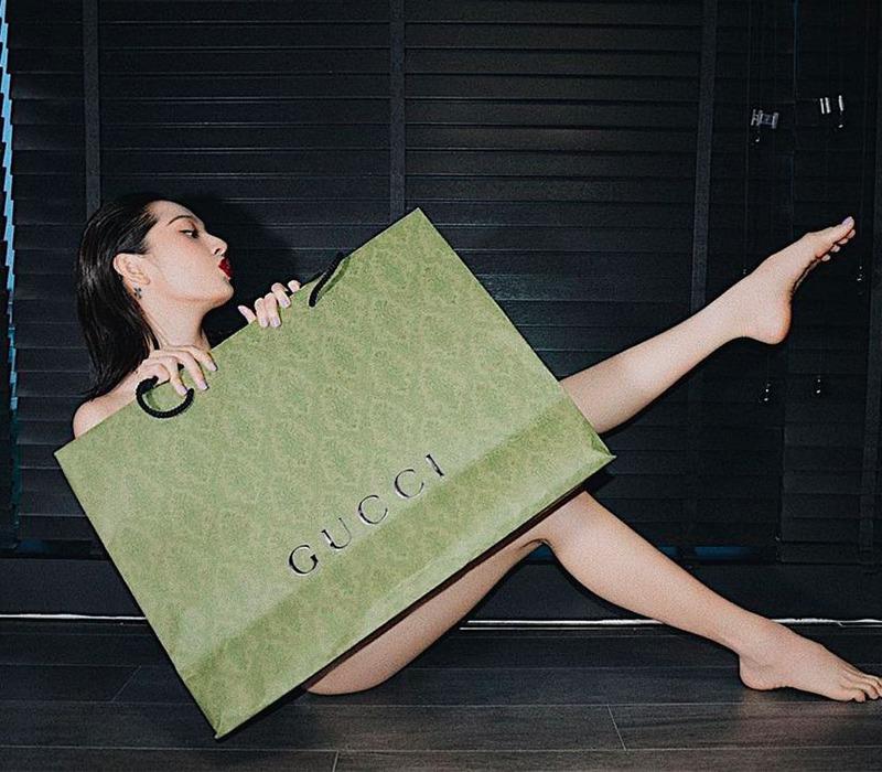 Vợ chồng Đăng Khôi - Thủy Anh khỏa thân giữa núi đồ hiệu tiền tỷ?-2