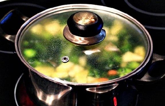 Luộc rau đủ cách chẳng ăn thua, muốn rau xanh giòn phải cho thêm 1 thứ-2