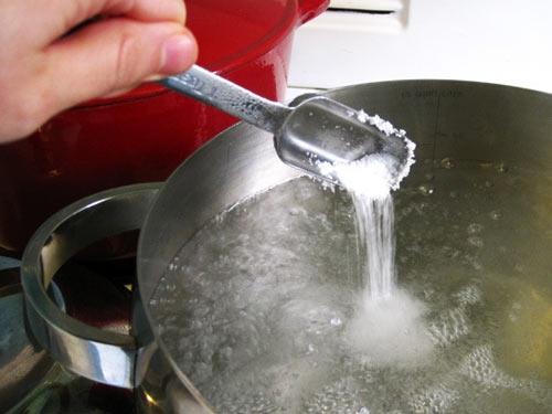 Luộc rau đủ cách chẳng ăn thua, muốn rau xanh giòn phải cho thêm 1 thứ-3