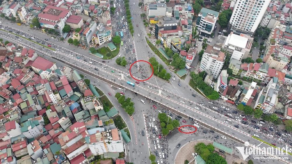 Trăm xe máy đi ngược chiều ở Hà Nội, công an không cản nổi-1