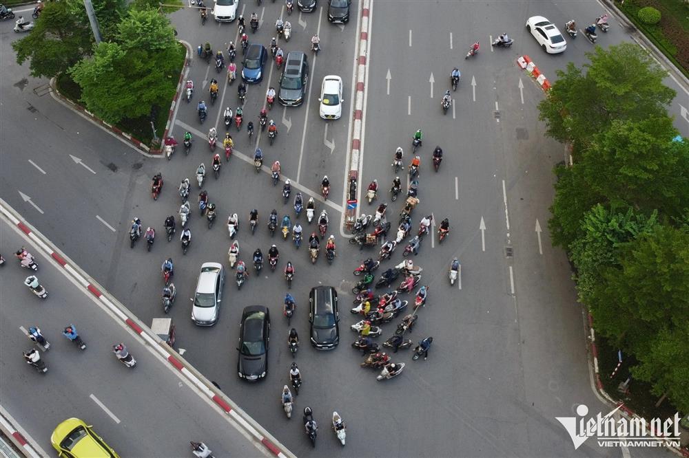 Trăm xe máy đi ngược chiều ở Hà Nội, công an không cản nổi-2
