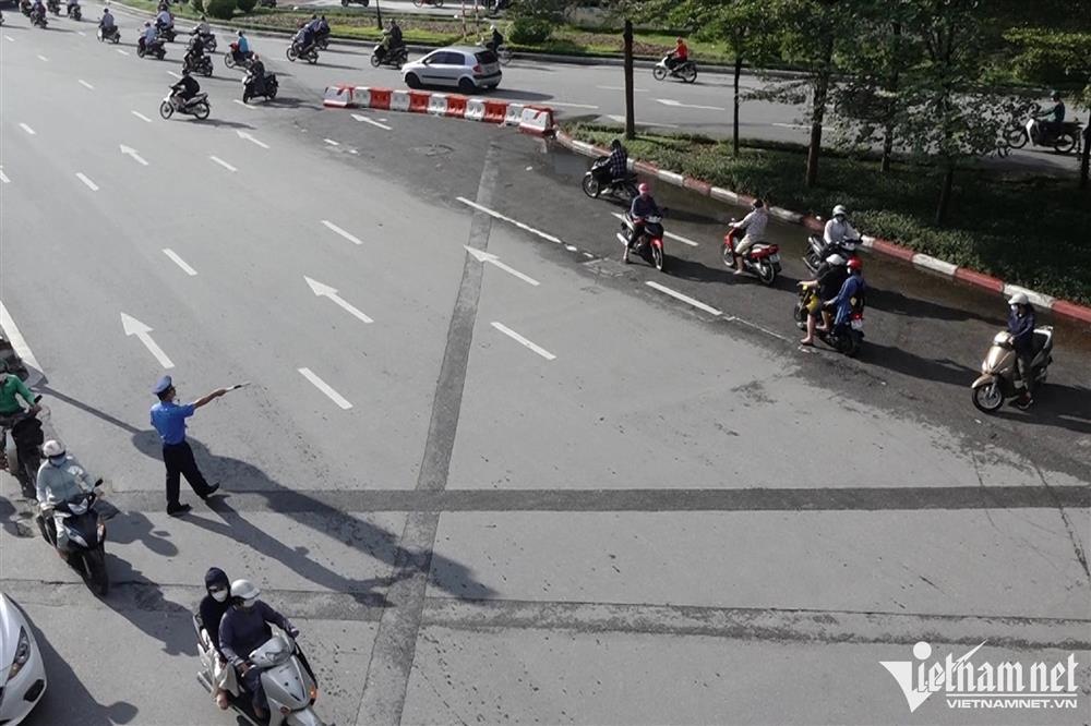 Trăm xe máy đi ngược chiều ở Hà Nội, công an không cản nổi-4