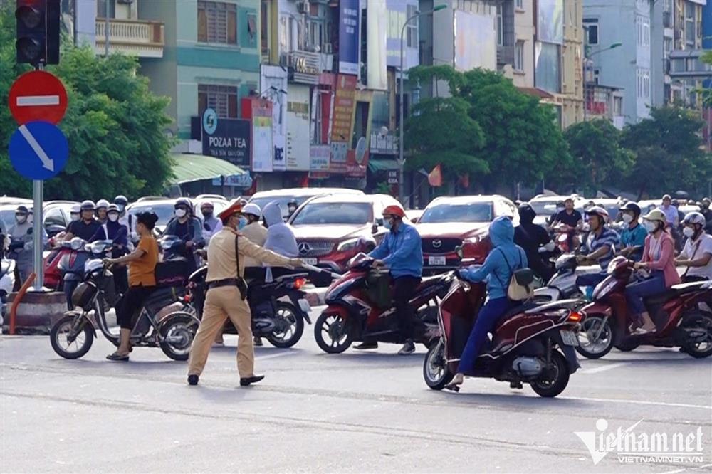Trăm xe máy đi ngược chiều ở Hà Nội, công an không cản nổi-5