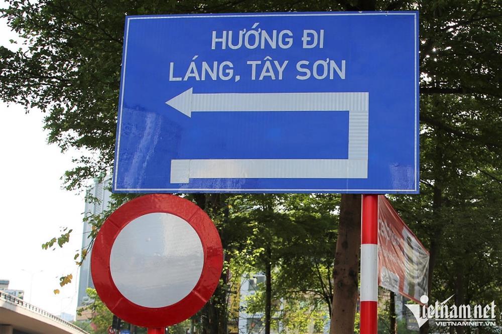 Trăm xe máy đi ngược chiều ở Hà Nội, công an không cản nổi-7