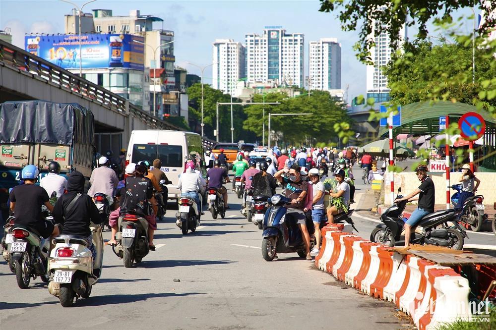 Trăm xe máy đi ngược chiều ở Hà Nội, công an không cản nổi-6