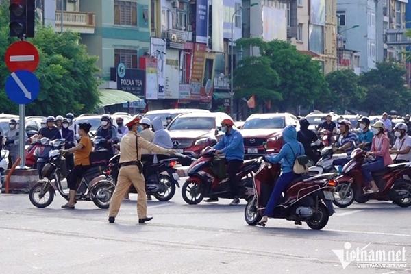 Lái xe vô tư đi ngược chiều trước mặt CSGT tại nút giao thông ‘nóng’ Hà Nội-13