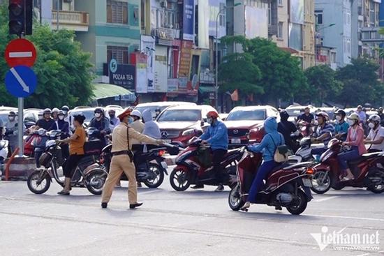 Trăm xe máy đi ngược chiều ở Hà Nội, công an không cản nổi