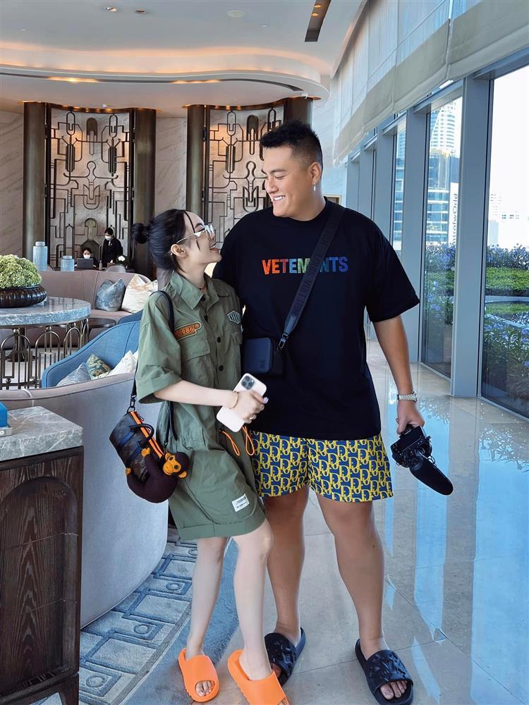 Đứng cạnh chồng, con dâu trùm điện tử Sài Gòn hóa người tí hon-2