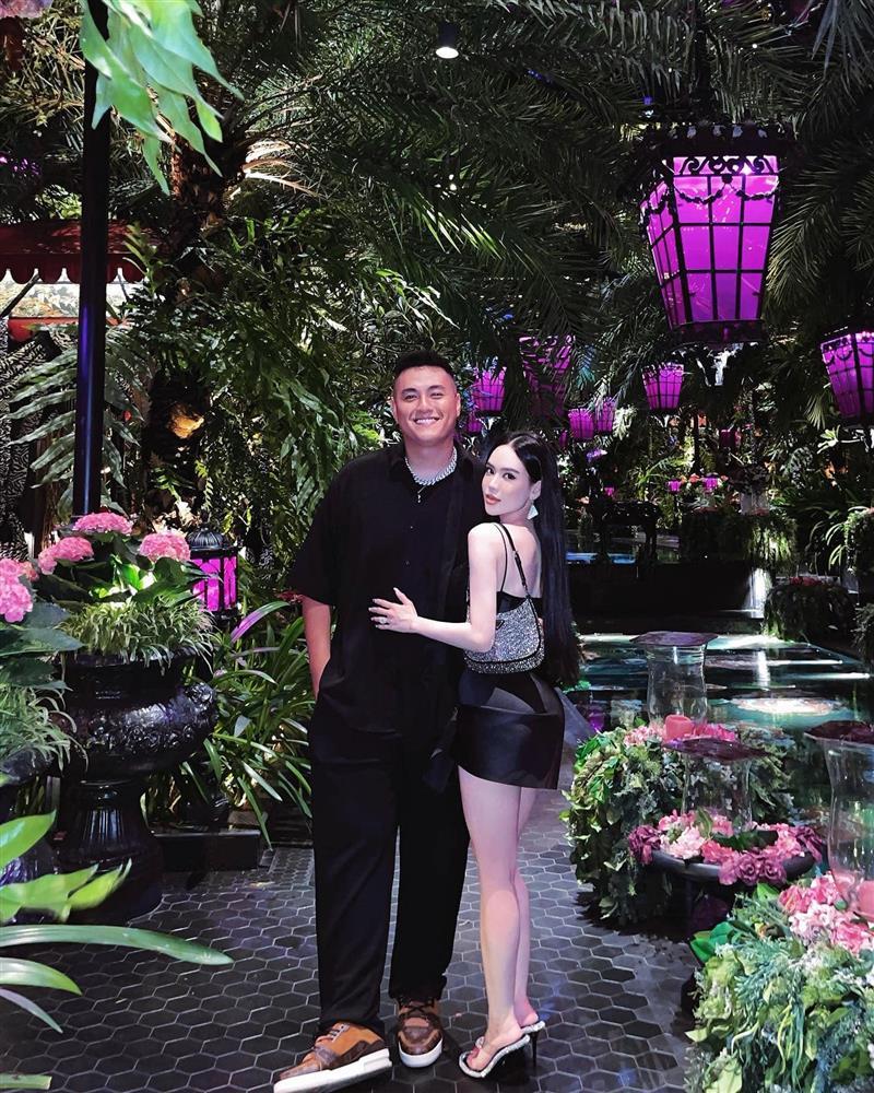 Đứng cạnh chồng, con dâu trùm điện tử Sài Gòn hóa người tí hon-3