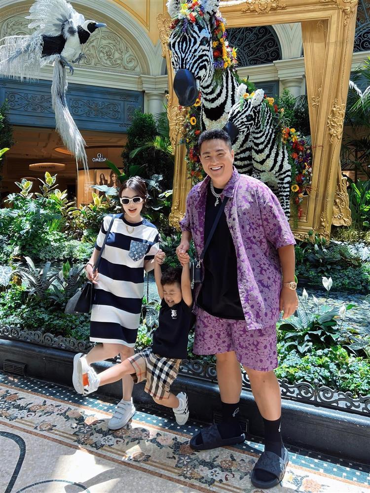 Đứng cạnh chồng, con dâu trùm điện tử Sài Gòn hóa người tí hon-9