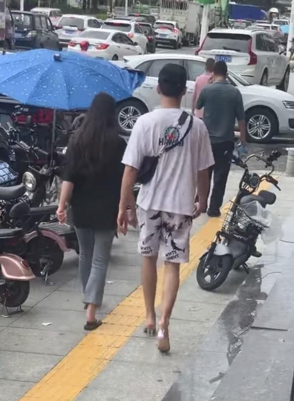 Chàng trai bất ngờ nổi tiếng vì hành động đổi dép cho bạn gái-2