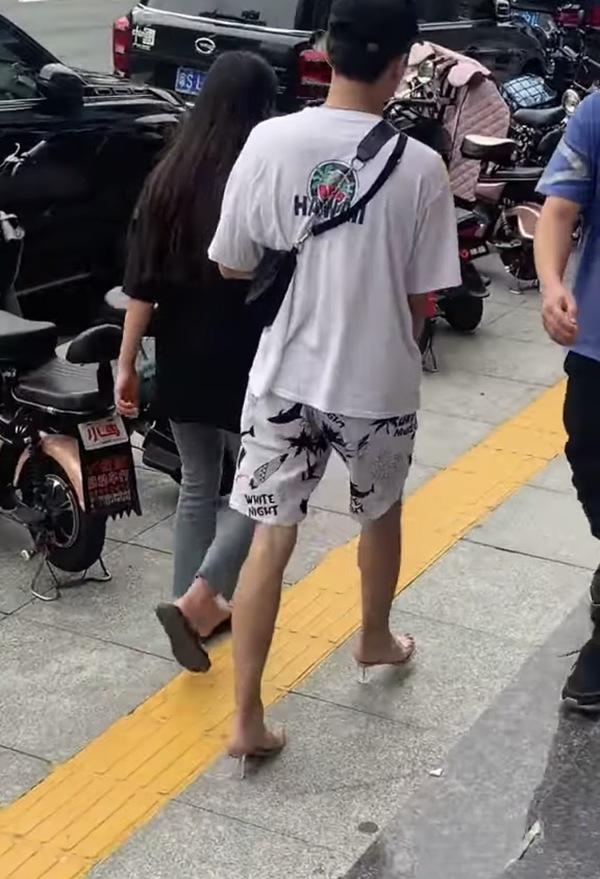 Chàng trai bất ngờ nổi tiếng vì hành động đổi dép cho bạn gái-3