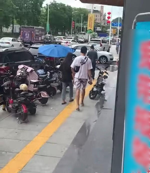 Chàng trai bất ngờ nổi tiếng vì hành động đổi dép cho bạn gái-4