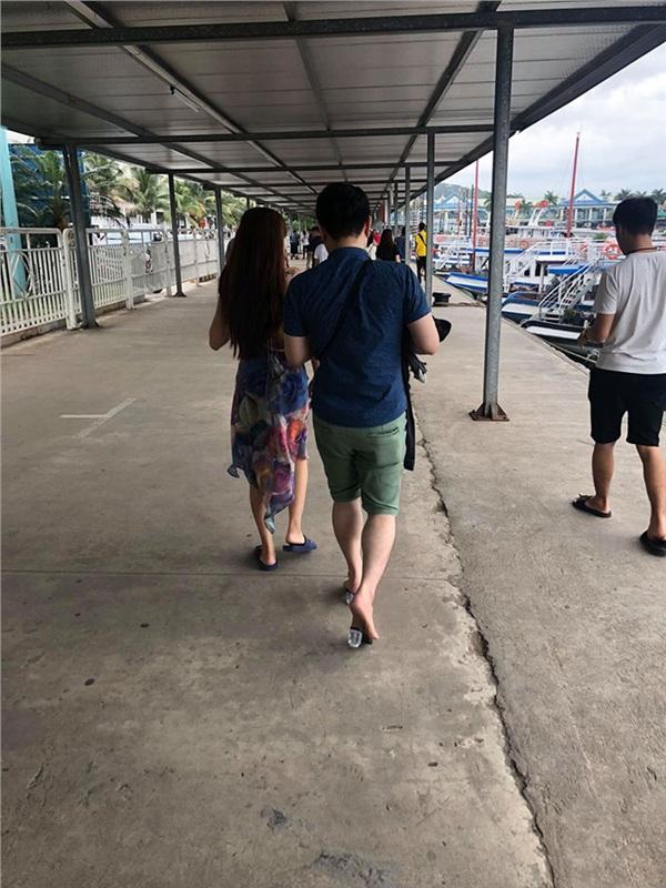 Chàng trai bất ngờ nổi tiếng vì hành động đổi dép cho bạn gái-6