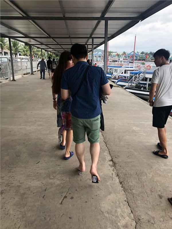 Chàng trai bất ngờ nổi tiếng vì hành động đổi dép cho bạn gái-7