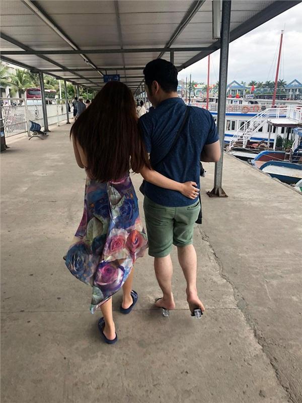 Chàng trai bất ngờ nổi tiếng vì hành động đổi dép cho bạn gái-8