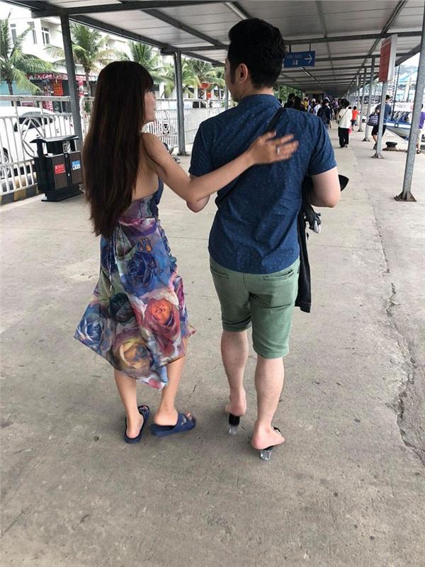 Chàng trai bất ngờ nổi tiếng vì hành động đổi dép cho bạn gái-9