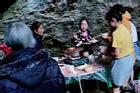 Dân làng Trung Quốc vào hang ăn lẩu để tránh nóng