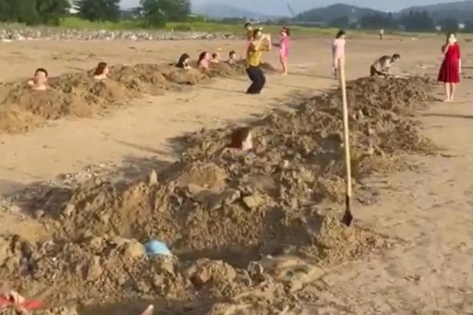 Sau Team Building, Cửa Lò lại dậy sóng trào lưu đào huyệt tập thể-4