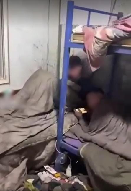 3 thanh niên mặt mũi sáng sủa chễm chệ trong căn phòng ngập rác-1