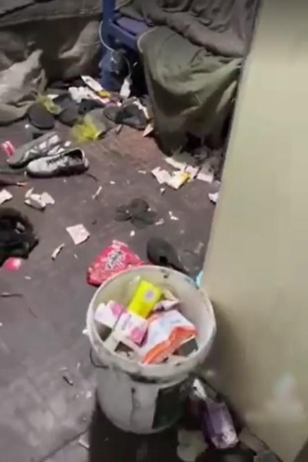 3 thanh niên mặt mũi sáng sủa chễm chệ trong căn phòng ngập rác-3