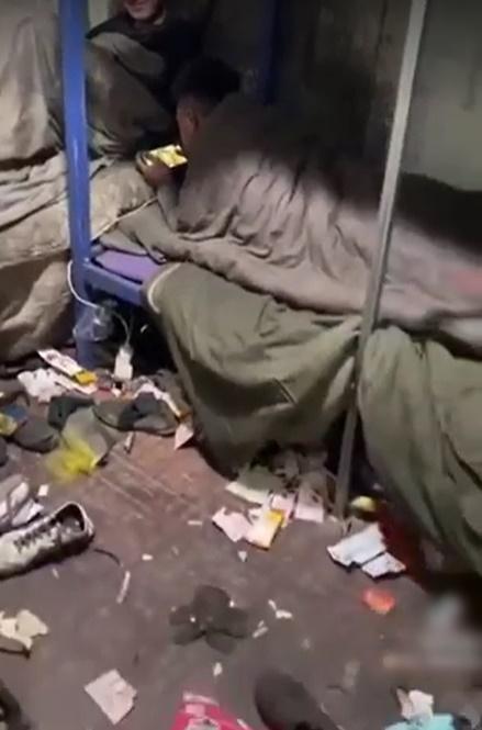 3 thanh niên mặt mũi sáng sủa chễm chệ trong căn phòng ngập rác-5