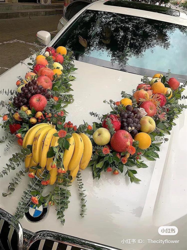 Xe cưới độc lạ trang trí bằng hoa quả, xong gọt vỏ ăn luôn cho mát ...