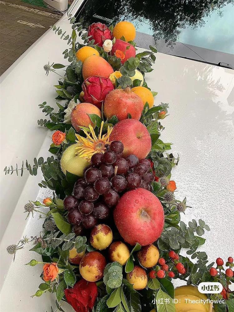 Xe cưới độc lạ trang trí bằng hoa quả, xong gọt vỏ ăn luôn cho mát-4